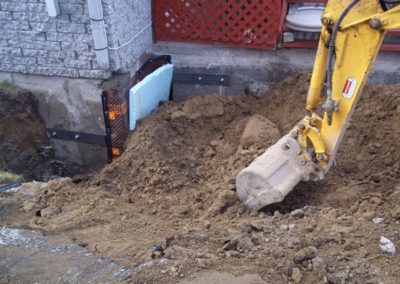 Excavateur en action ( Service de mini excavation en endroit restreint à Lavel ) - Alain Fissure à Mascouche