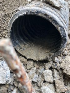 Drain français avec légère contamination par le Sound et drain français avec contamination de la pierre nette et du drain avec de la boue à Terrebonne et ses environs - Alain Fissure à mascouche