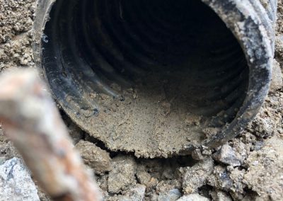 Drain français avec légère contamination par le Sound et drain français avec contamination de la pierre nette et du drain avec de la boue à Terrebonne et ses environs - Alain Fissure à mascouche