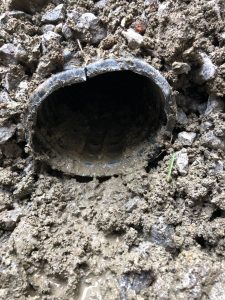 Drain français avec légère contamination par le Sound et drain français avec contamination de la pierre nette set du drain avec de la boue à Terrebonne et ses environs - Alain Fissure à mascouche