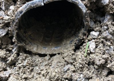 Drain français avec légère contamination par le Sound et drain français avec contamination de la pierre nette set du drain avec de la boue à Terrebonne et ses environs - Alain Fissure à mascouche