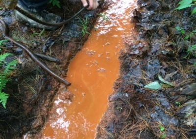 Entretien d’un système de drainage nettoyage sous pression avec beaucoup ocre ferreux à Terrebonne et ses environs - Alain Fissure à mascouche