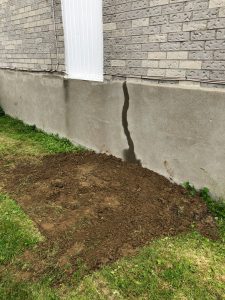Photos du terrassement après la réparation d’une fissure avec exclamation à Terrebonne et ses environs - Alain Fissure à mascouche