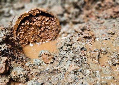 Drain français bloqué par de la boue - Alain Fissure