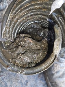 Inspection de drain français bloqué par de la boue - Alain Fissure