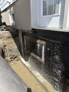 L’eau entre par le dessous de la porte, pas de problème, on a la solution (3)