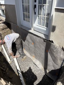 L’eau entre par le dessous de la porte, pas de problème, on a la solution (4)