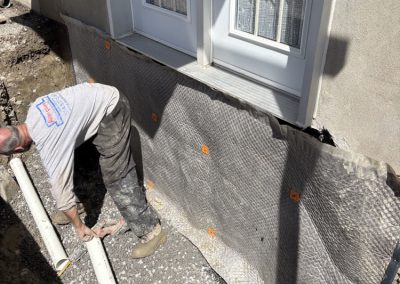 L’eau entre par le dessous de la porte, pas de problème, on a la solution (4)